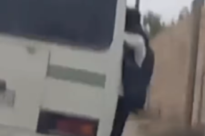 Sumqayıtda uşaqlar məktəbə avtobusdan sallanaraq gedirlər