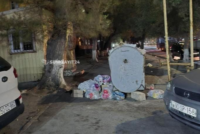 Sumqayıtda zibil qutuları piyadaların yolunu kəsib